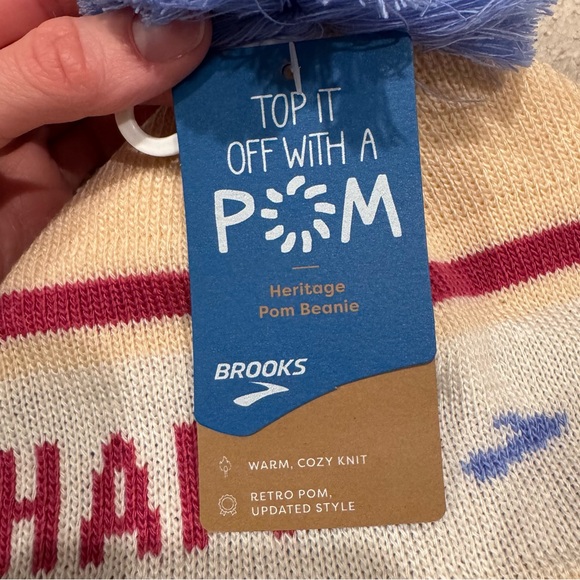 Brooks Heritage Pom Beanie Run Happy Sand Purple - Picture 2 of 7